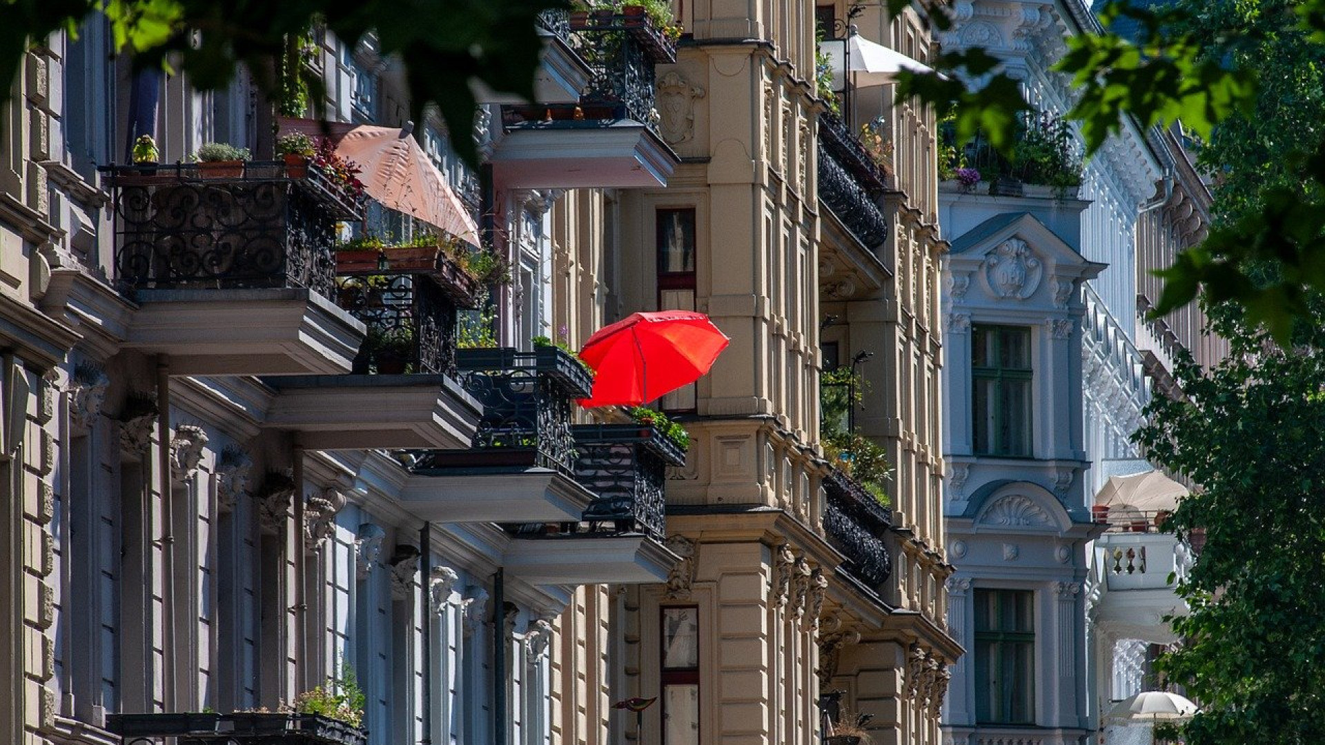 Parasol de balcon : l'importance de bien le fixer